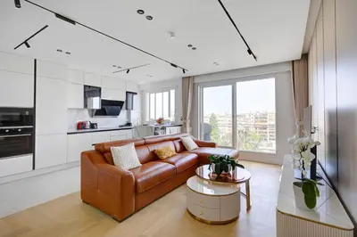 Télévision ou salle de divertissement dans l'établissement 101 Penthouse Royal à Paris avec Vue Imprenable sur la Tour Eiffel