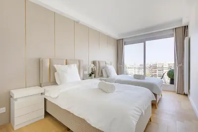 Un ou plusieurs lits dans un hébergement de l'établissement 101 Penthouse Royal à Paris avec Vue Imprenable sur la Tour Eiffel