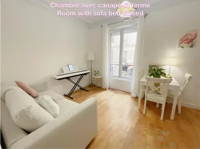 Coin salon dans l'établissement Chambre privée, sdb partagé, Arc de Triomphe, métro 1, T3b, RER c e a