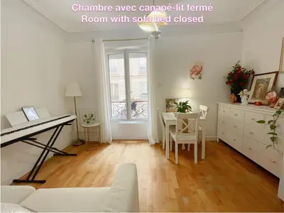 Coin salon dans l'établissement Chambre privée, sdb partagé, Arc de Triomphe, métro 1, T3b, RER c e a