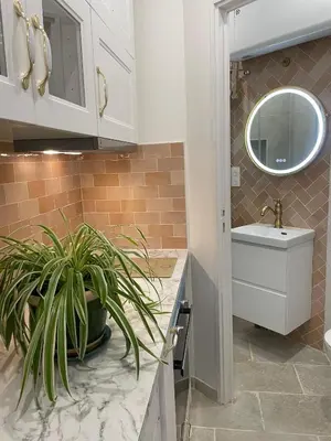 Salle de bains dans l'établissement Chambre privée, sdb partagé, Arc de Triomphe, métro 1, T3b, RER c e a