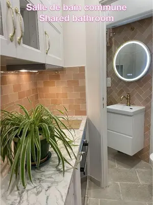 Salle de bains dans l'établissement Chambre privée, sdb partagé, Arc de Triomphe, métro 1, T3b, RER c e a