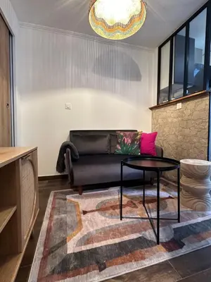 Coin salon dans l'établissement Modern Apt near Montmarte 2 mins from metro Château Rouge