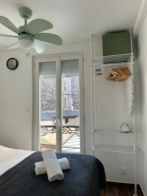 Un ou plusieurs lits dans un hébergement de l'établissement Modern Apt near Montmarte 2 mins from metro Château Rouge