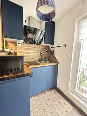 Cuisine ou kitchenette dans l'établissement Modern Apt near Montmarte 2 mins from metro Château Rouge