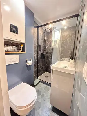 Salle de bains dans l'établissement Modern Apt near Montmarte 2 mins from metro Château Rouge