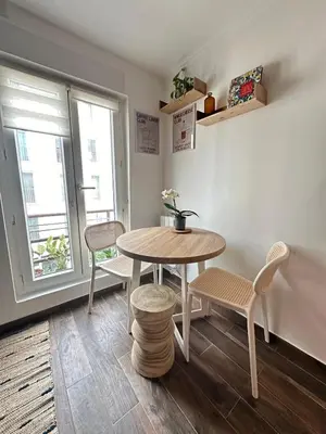 Coin salon dans l'établissement Modern Apt near Montmarte 2 mins from metro Château Rouge