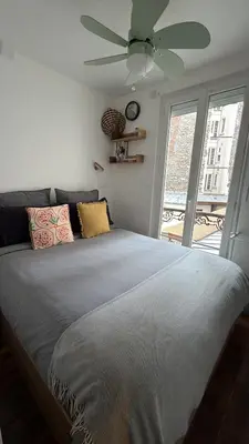 Un ou plusieurs lits dans un hébergement de l'établissement Modern Apt near Montmarte 2 mins from metro Château Rouge