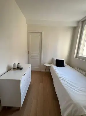 Un ou plusieurs lits dans un hébergement de l'établissement Charmant Appartement Alésia