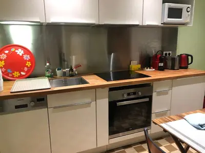 Cuisine ou kitchenette dans l'établissement Superbe Studio dans villa avec entrée indépendante