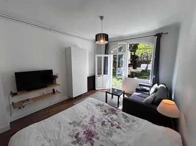 Télévision ou salle de divertissement dans l'établissement Superbe Studio dans villa avec entrée indépendante