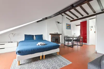 Coin salon dans l'établissement Studio Appartement Quartier Saint-Michel Notre-Dame 2 Free Netflix