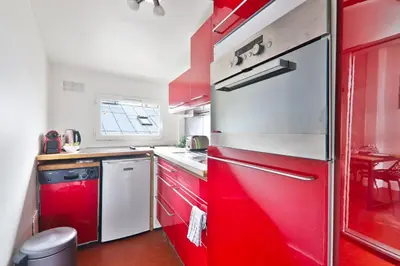Cuisine ou kitchenette dans l'établissement Studio Appartement Quartier Saint-Michel Notre-Dame 2 Free Netflix