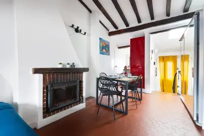 Coin salon dans l'établissement Studio Appartement Quartier Saint-Michel Notre-Dame 2 Free Netflix