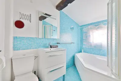 Salle de bains dans l'établissement Studio Appartement Quartier Saint-Michel Notre-Dame 2 Free Netflix