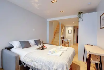 Un ou plusieurs lits dans un hébergement de l'établissement Bluestay 252 - Duplex au cœur de Paris