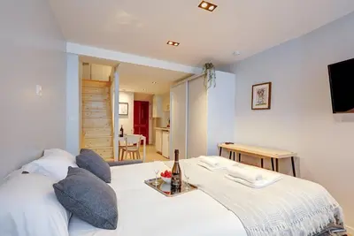Un ou plusieurs lits dans un hébergement de l'établissement Bluestay 252 - Duplex au cœur de Paris