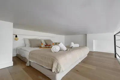 Un ou plusieurs lits dans un hébergement de l'établissement Bluestay 245 -Duplex sur les Champs-Elysées+Balcon