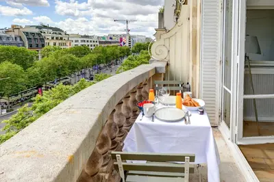 Balcon ou terrasse dans l'établissement Bluestay 245 -Duplex sur les Champs-Elysées+Balcon