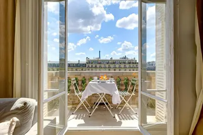 Balcon ou terrasse dans l'établissement Bluestay 245 -Duplex sur les Champs-Elysées+Balcon