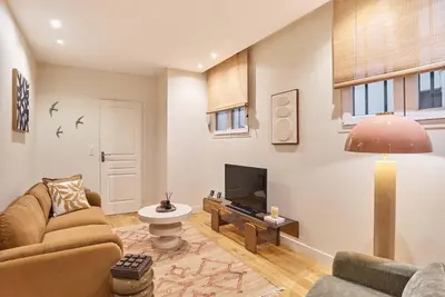 Télévision ou salle de divertissement dans l'établissement Charming flat in the heart of Paris