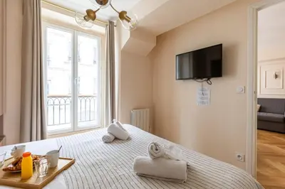 Un ou plusieurs lits dans un hébergement de l'établissement Bluestay 159 - Charmant appartement à Paris 2