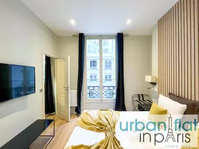 Télévision ou salle de divertissement dans l'établissement Urban Flat 63 - Beautiful 3 Bedroom Flat Champs-Elysees