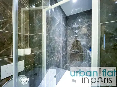 Salle de bains dans l'établissement Urban Flat 63 - Beautiful 3 Bedroom Flat Champs-Elysees