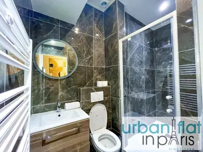 Salle de bains dans l'établissement Urban Flat 63 - Beautiful 3 Bedroom Flat Champs-Elysees