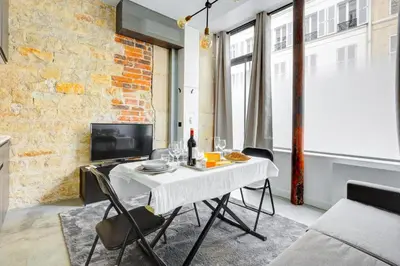 Télévision ou salle de divertissement dans l'établissement Bluestay 150 - Charmant appartement à Paris