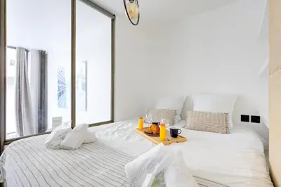 Un ou plusieurs lits dans un hébergement de l'établissement Bluestay 150 - Charmant appartement à Paris