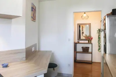 Cuisine ou kitchenette dans l'établissement 1 bedroom apartment with garden