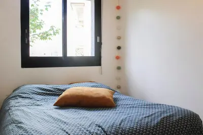 Un ou plusieurs lits dans un hébergement de l'établissement 1 bedroom apartment with garden