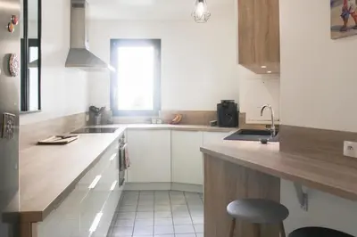 Cuisine ou kitchenette dans l'établissement 1 bedroom apartment with garden