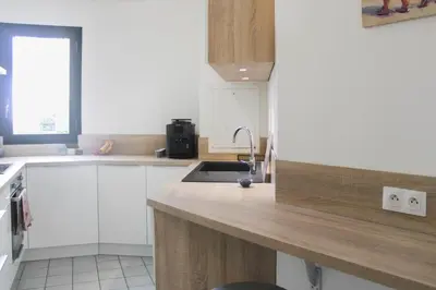 Cuisine ou kitchenette dans l'établissement 1 bedroom apartment with garden