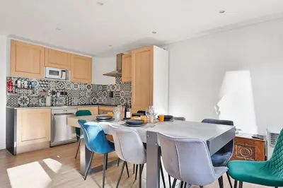 Cuisine ou kitchenette dans l'établissement Bluestay 130 - Charmant appartement à Paris 2