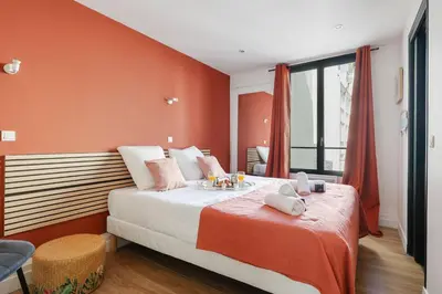 Un ou plusieurs lits dans un hébergement de l'établissement Bluestay 130 - Charmant appartement à Paris 2