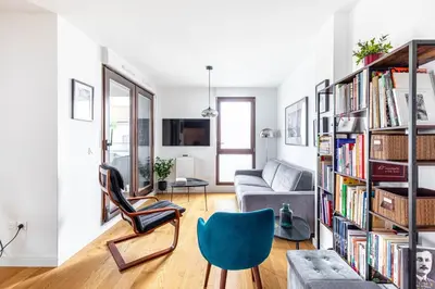 Bibliothèque dans l'appartement