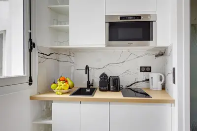 Cuisine ou kitchenette dans l'établissement Bluestay 293 - Studio Cozy à Paris 17