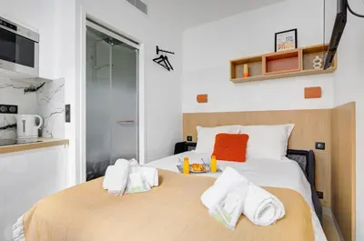 Un ou plusieurs lits dans un hébergement de l'établissement Bluestay 293 - Studio Cozy à Paris 17