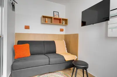 Télévision ou salle de divertissement dans l'établissement Bluestay 293 - Studio Cozy à Paris 17