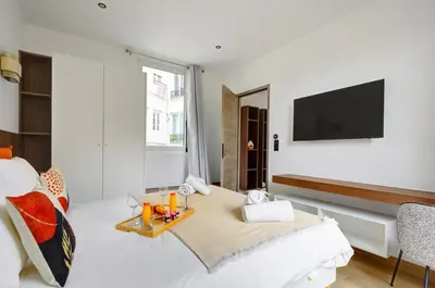 Télévision ou salle de divertissement dans l'établissement Bluestay 294 - Superbe appartement à Paris 17