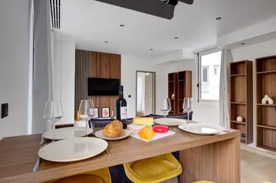Télévision ou salle de divertissement dans l'établissement Bluestay 294 - Superbe appartement à Paris 17