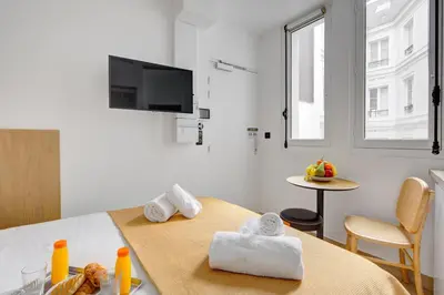 Un ou plusieurs lits dans un hébergement de l'établissement Bluestay 295 - Studio Cozy à Paris 17