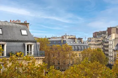 Vue générale sur Paris ou vue de la ville depuis l'appartement