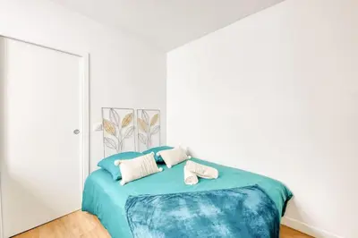 Un ou plusieurs lits dans un hébergement de l'établissement Le Clichy Chic