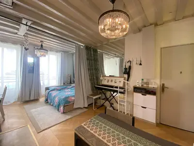 Un ou plusieurs lits dans un hébergement de l'établissement Appartement cosy à Saint Michel-Notre Dame Paris Center