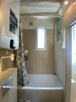 Salle de bains dans l'établissement Appartement cosy à Saint Michel-Notre Dame Paris Center