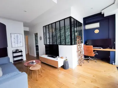 Télévision ou salle de divertissement dans l'établissement Appartement rénové une chambre avec espace de travail