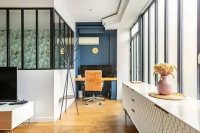 Télévision ou salle de divertissement dans l'établissement Appartement rénové une chambre avec espace de travail